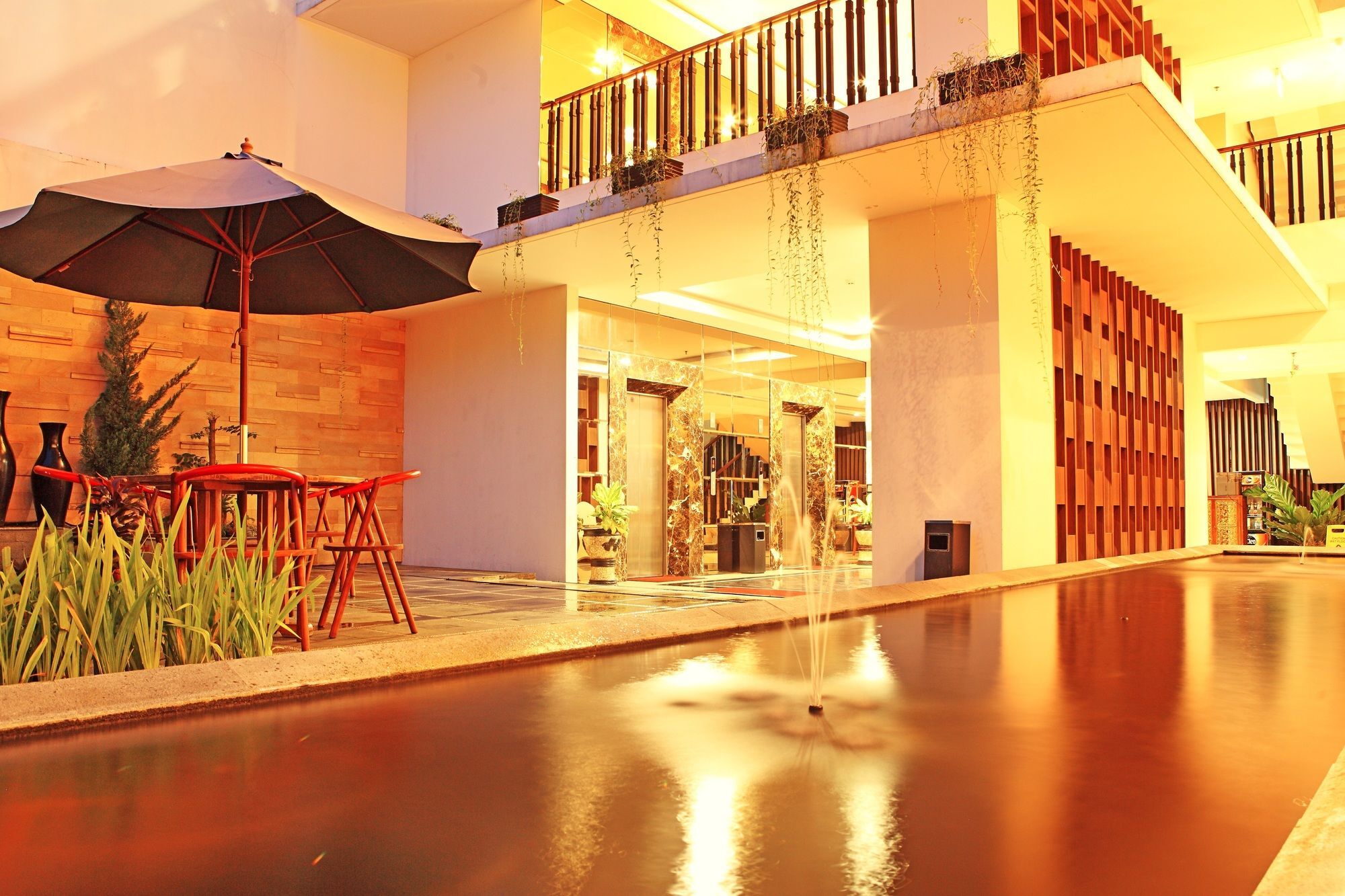 Luxury Malioboro Hotel Yogyakarta Exterior foto